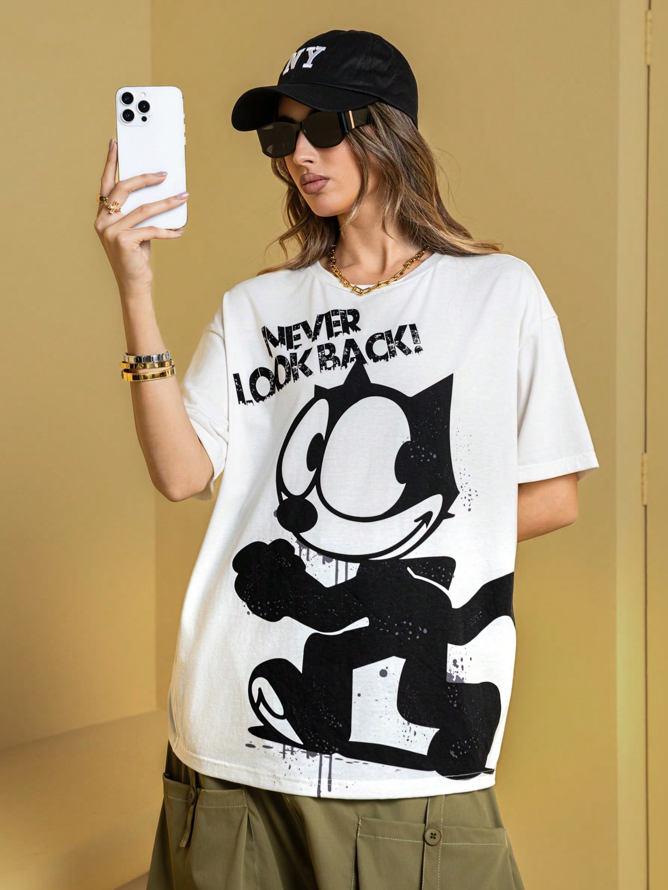 Never Look Back Cat Ön Baskılı Beyaz Relaxed Fit Tişört - Görsel 4